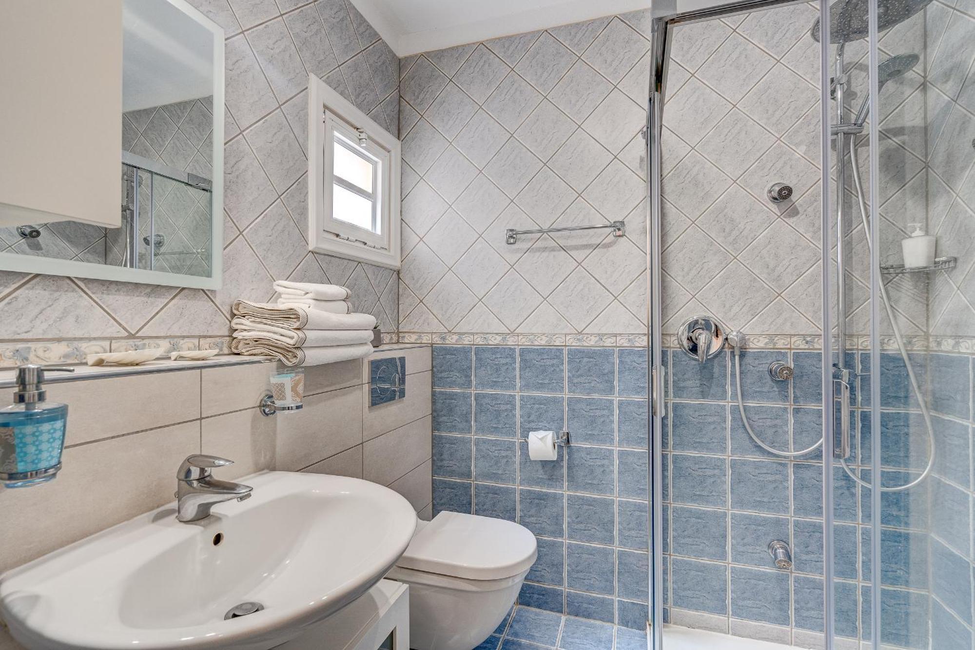 Bellarosa Sunset Ocean View In With Airco, Garage Apartment *